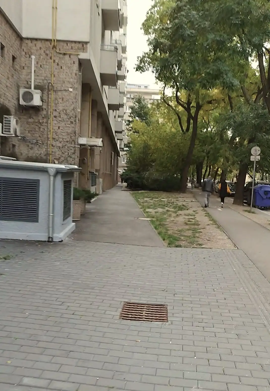 Chodník popri dome, ktorým prídeš k vchodu salónu