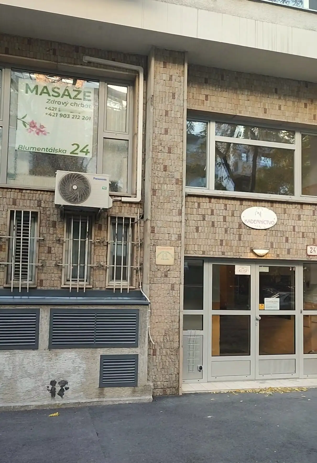 Dom na Blumentálskej 24 – vchod do salónu je pod výkladom s nápisom Masáže