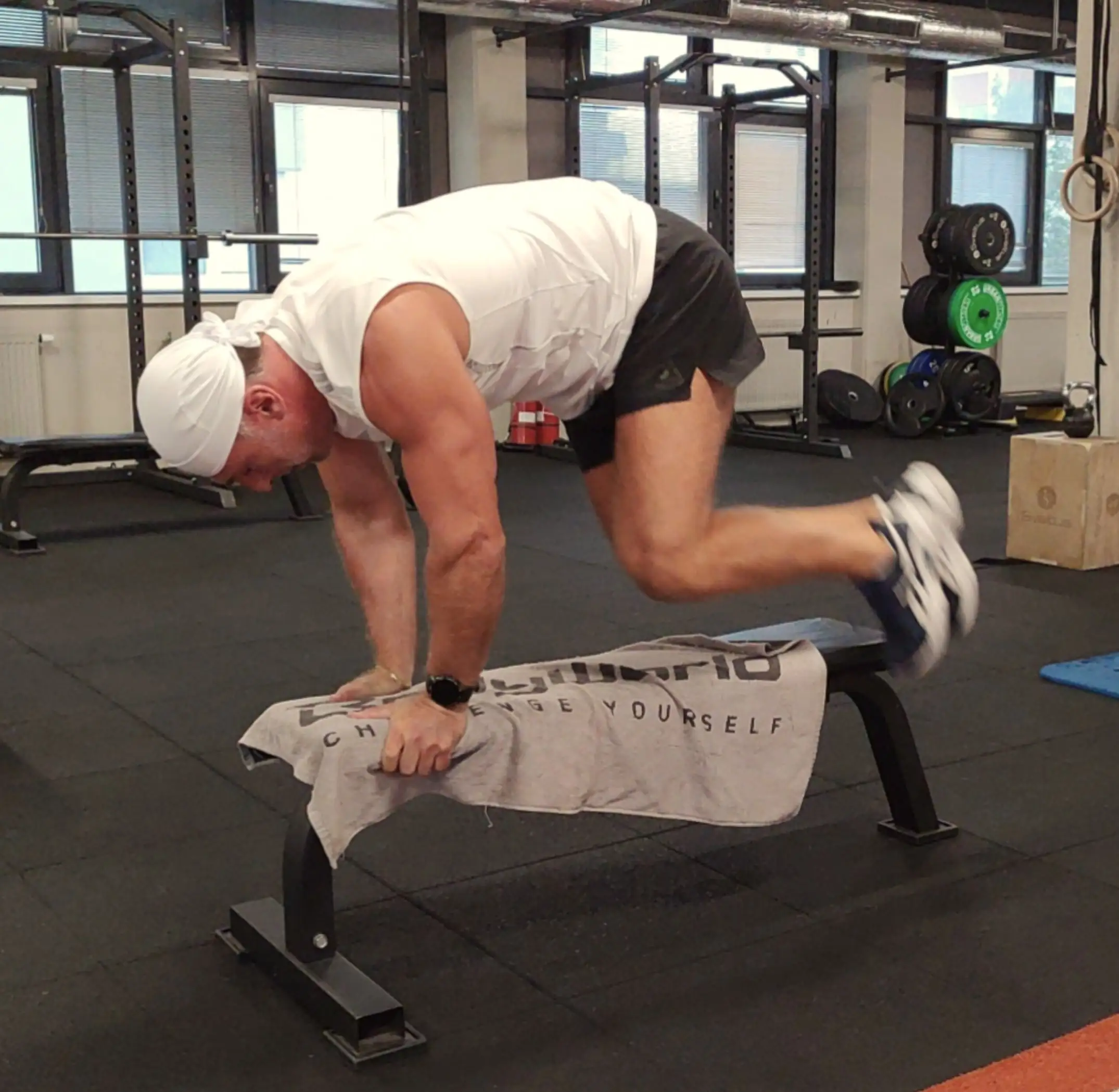 Pavol cvičí na lavičke v Urban Fitness